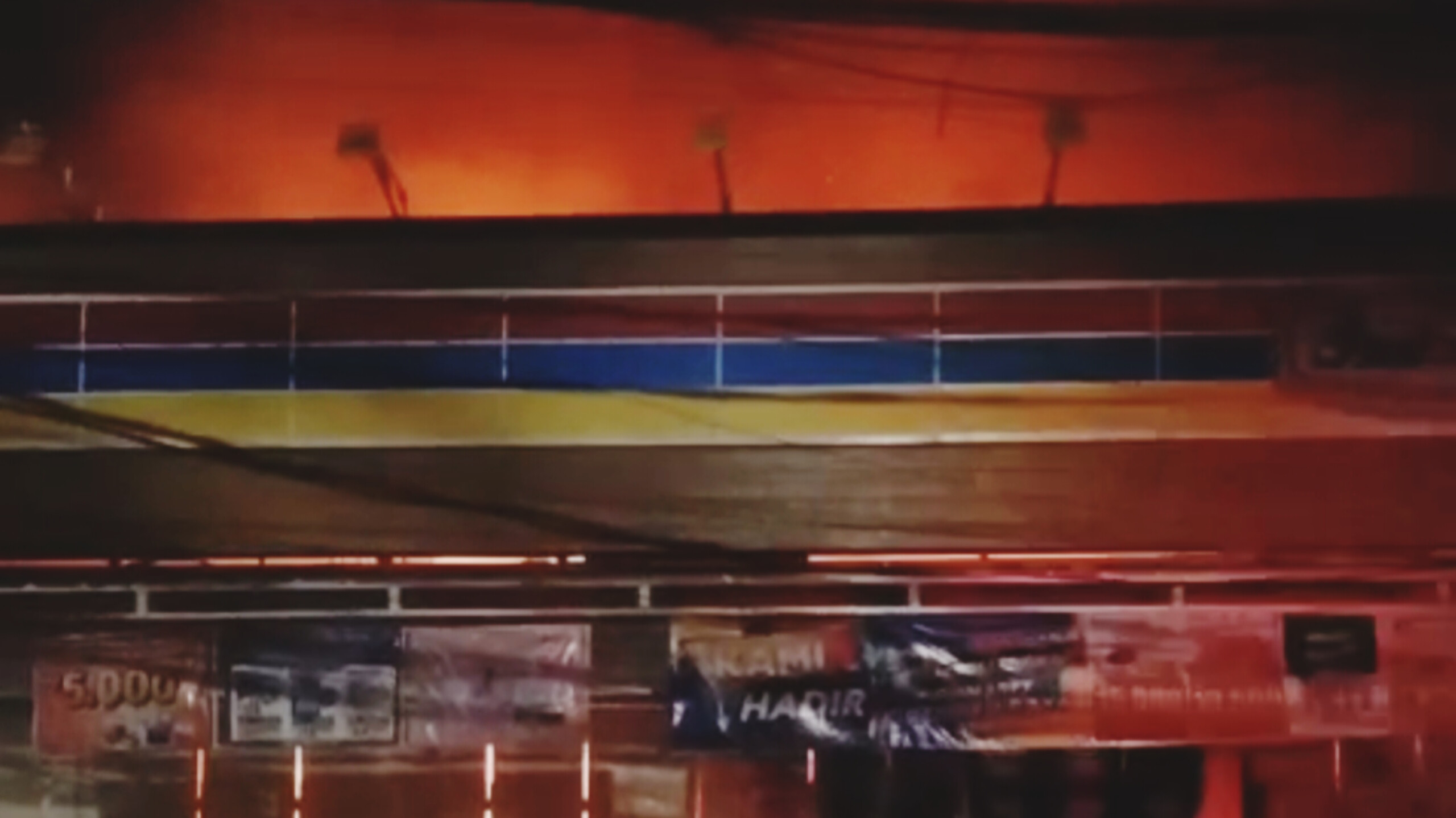 Kobaran api membakar habis sebuah minimarket di Jalan Cirendeu Raya, Rabu (30/7). (Ist)