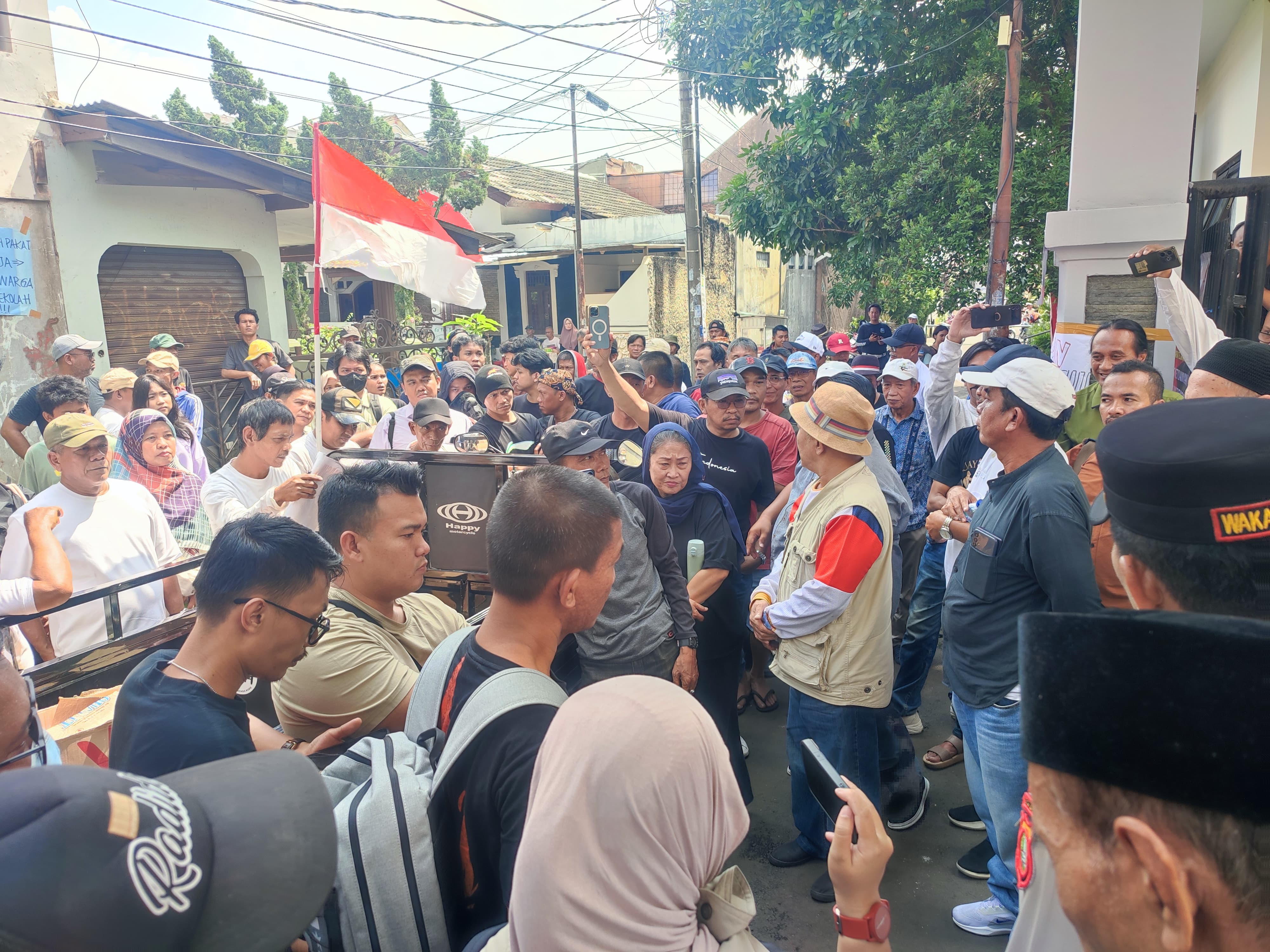 Sejumlah warga geruduk SMAN 3 Tangsel, Rabu (2/7).
