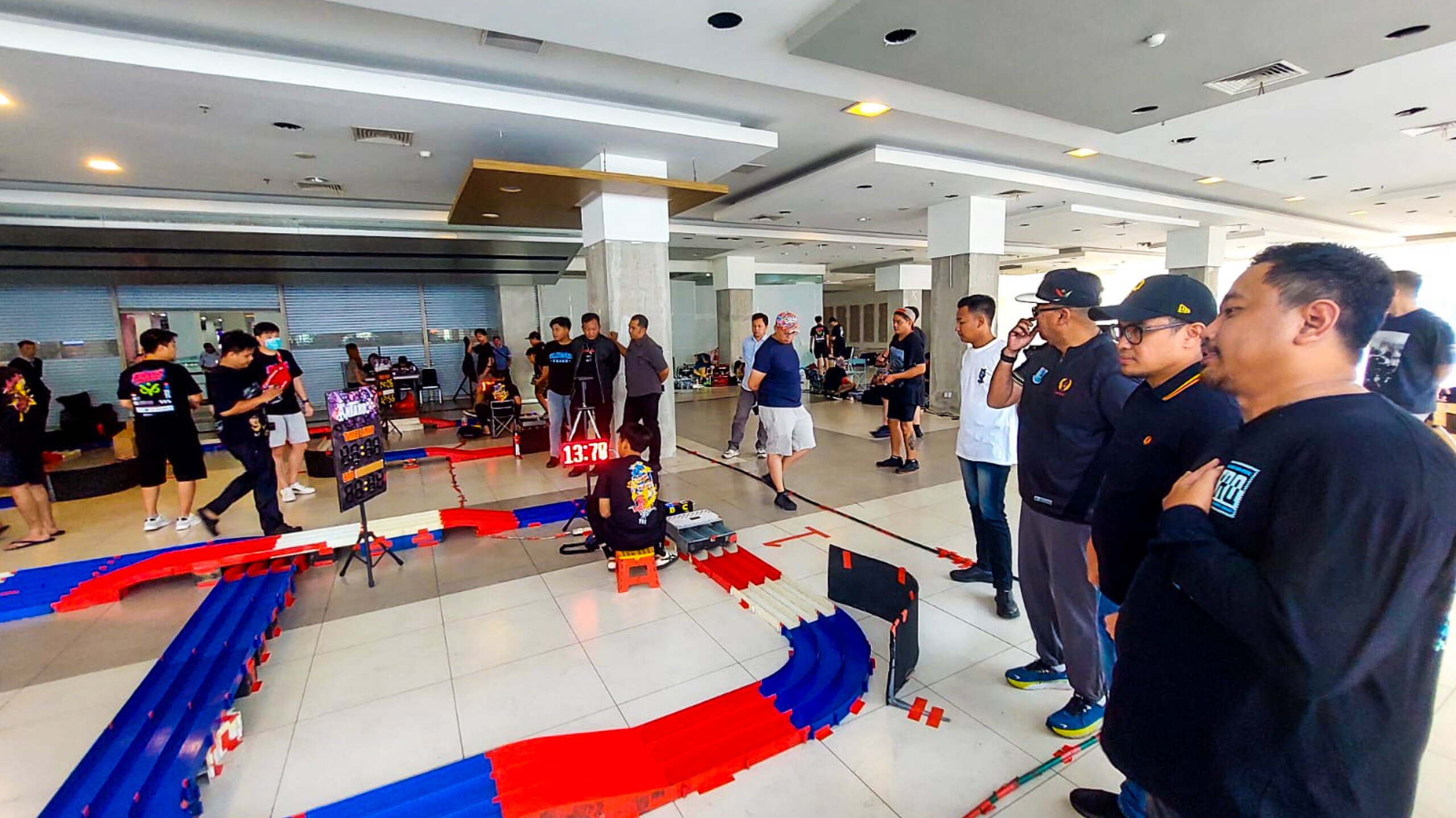 Kejurprov Mini 4 WD di Tangsel, Puluhan Pembalap Saling Adu Kecepatan di Lintasan Wakil Wali Kota Tangsel, Pilar Saga Ichsan melihat ajang Kejuaraan Provinsi (Kejurprov) Banten Mini 4 WD di kawasan Serpong, Tangerang Selatan (Tangsel), Minggu (20/7). (tangselpos.ix/rmn)