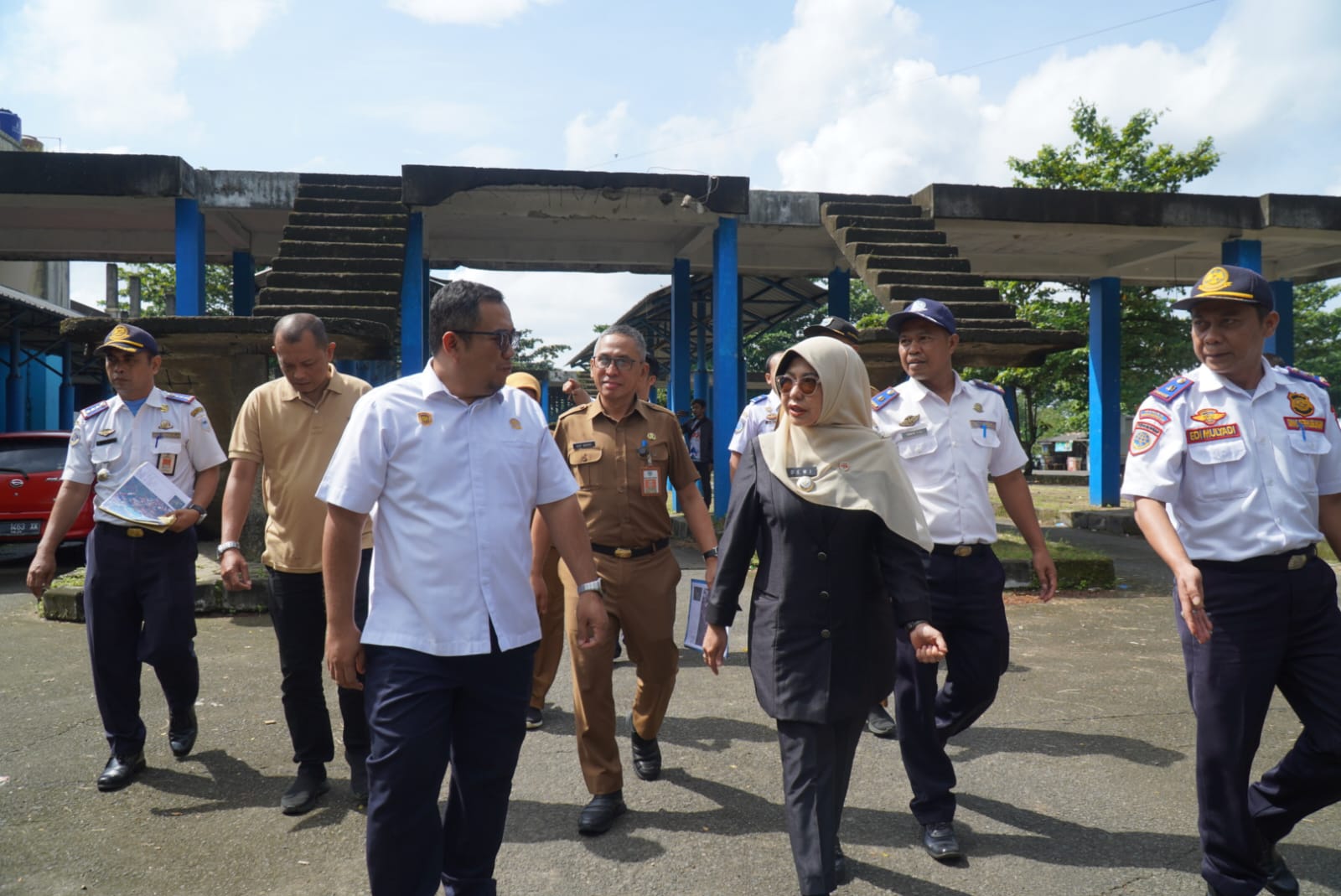 BPTD Provinsi Banten, Eko Indra Yanto bersama Bupati Pandeglang, Raden Dewi Setiani, saat meninjau Terminal Kadubanen, Selasa (1/7/2025).(Istimewa)