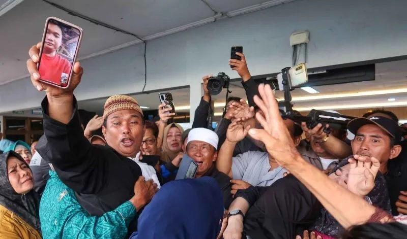 Keluarga korban sedang menunggu informasi terkini dari Tim SAR di kantor ASDP Gilimanuk. Foto : Ist