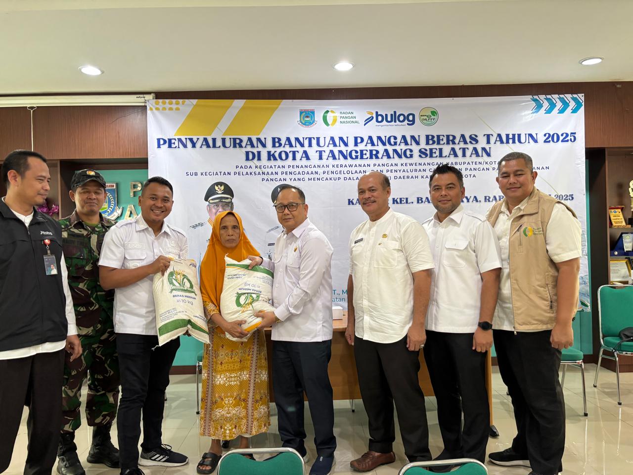 Ketua DPRD Tangsel Pantau Bantuan Pangan Di Bakti Jaya Ketua DPRD Kota Tangsel Abdul Rasyid memantau langsung pembagian paket sembako di Kelurahan Bakti Jaya, Rabu (30/7).