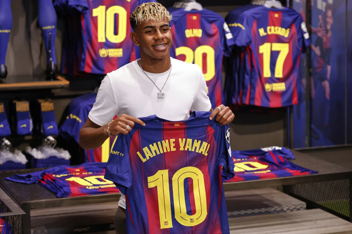 Lamine Yamal Tetap Bertahan Di Barcelona Hingga 2031 Lamine Yamal tetap bertahan di Barcelona. Foto : Ist