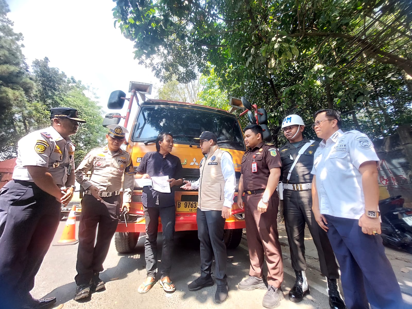 Langgar Jam Operasional Hingga Total Muatan, Puluhan Truk Bandel Terjaring Razia di Tangsel Razia yang dilakukan oleh petugas gabungan di Jalan Raya Serpong, Setu, Rabu (30/7). (tangselpos.id/rmn)