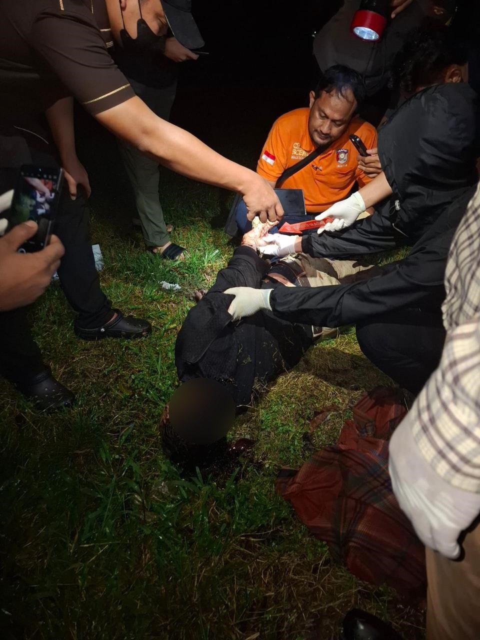 Leher Nyaris Putus, Mayat Pria Gegerkan Bintaro Polisi tengah lakukan olah TKP penemuan mayat seorang pria di di area lahan kosong di Kelurahan Pondok Jaya, Kecamatan Pondok Aren.