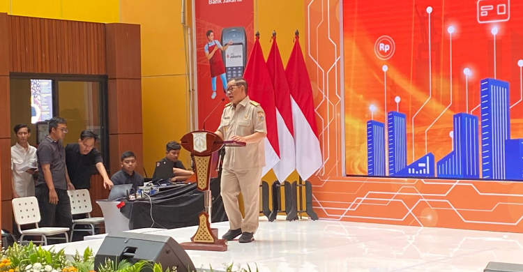 Lomba Digitalisasi Pasar 2025, Gubernur Pram: Digitalisasi Jalan, Copet Akan Berkurang Gubernur Pramono saat membuka lomba Digitalisasi di Pasar Mayestik, Selasa (22/7/2025). Foto : Ist