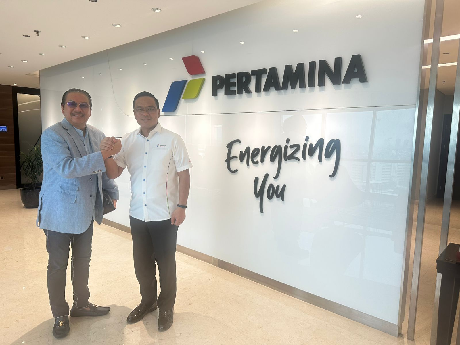 Make Pertamina Great Again Komisaris Utama Pertamina Hulu Energi Denny JA bersama Direktur Utama Pertamina Simon Aloysius Mantiri saat bertemu untuk menyatukan persepsi. Foto : Ist