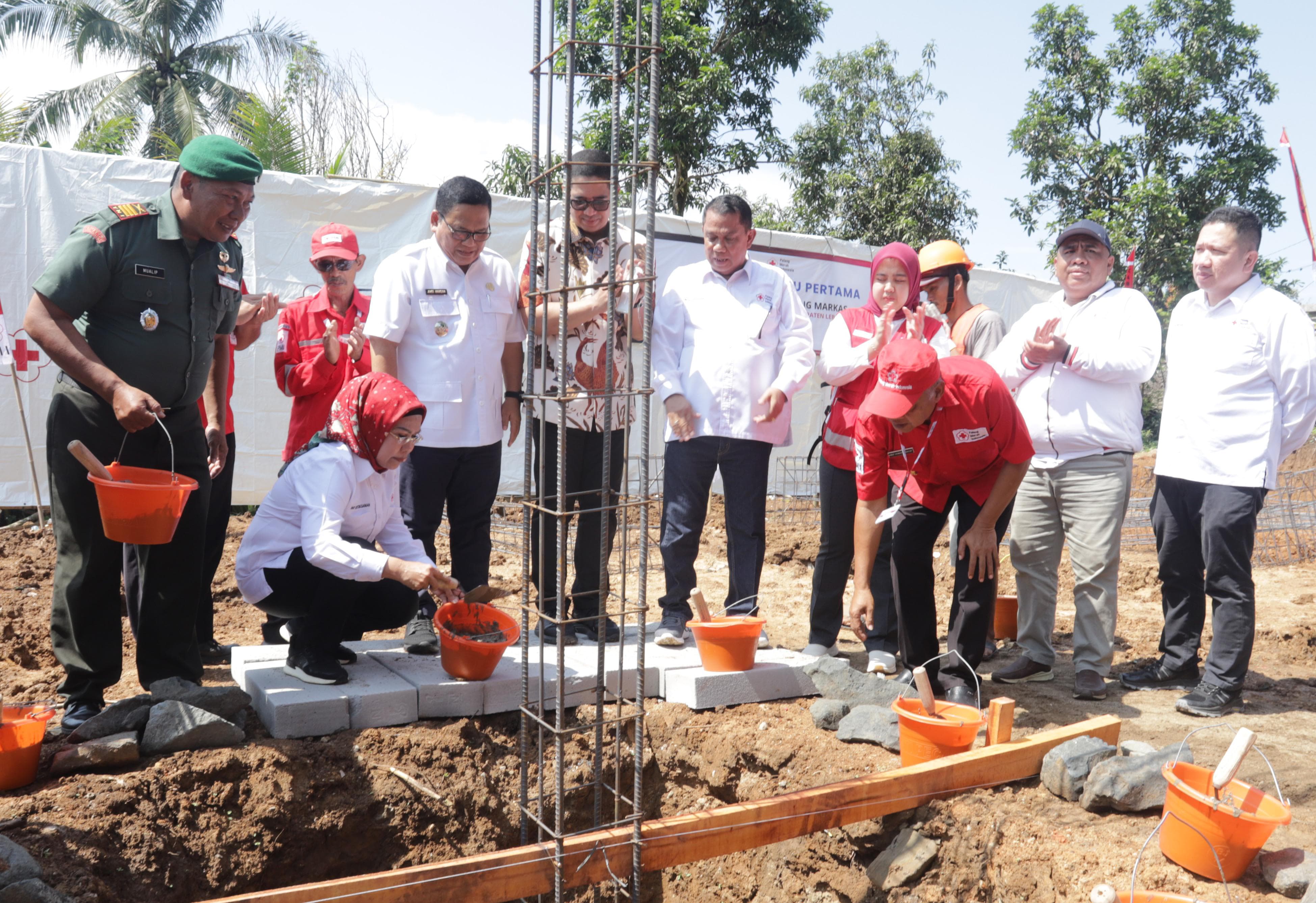 Ketua PMI Provinsi Banten Ratu Tatu Chasanah, bersama Wakil Bupati Lebak Amir Hamzah dan para pihak lainnya, secara simbolis sedang meletakan batu pertama pembangunan Markas PMI Lebak, Rabu (9/7).