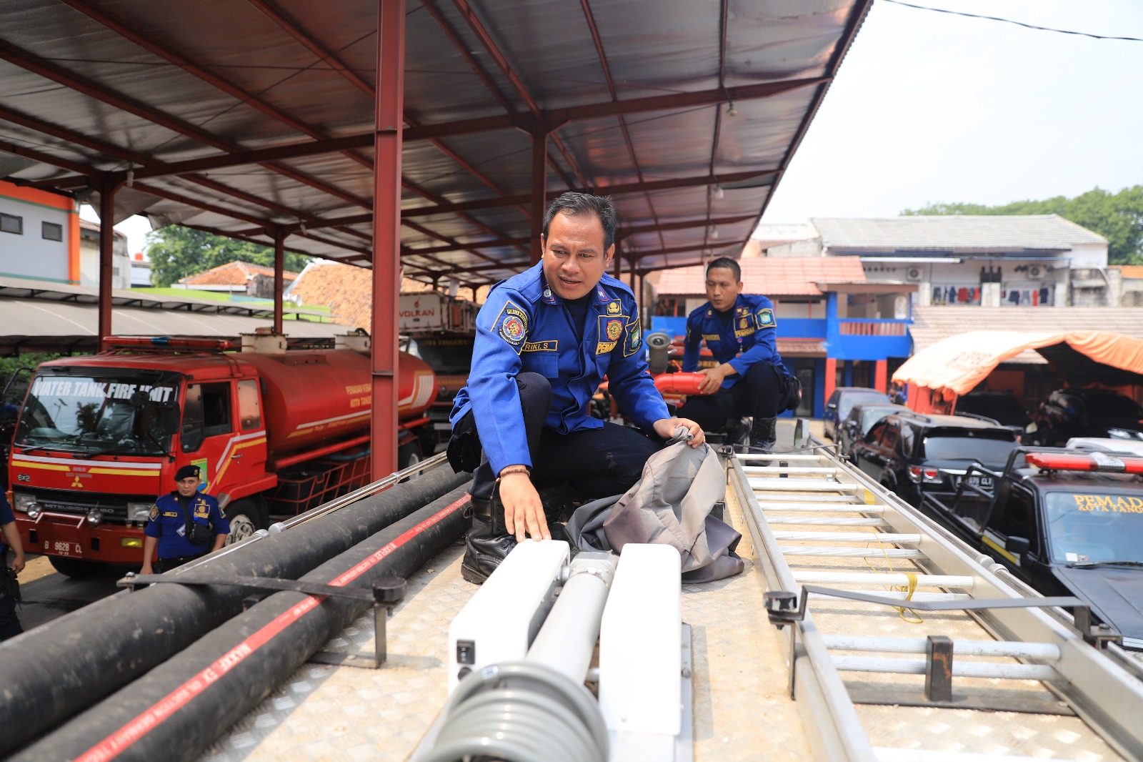 Masyarakat Diimbau Waspadai Risiko Kebakaran di Musim Kemarau Petugas Pemadam Kebakaran (Damkar) pada Badan Penanggulangan Bencana Daerah (BPBD) Kota Tangerang tengah melakukan pengecekan terhadap peralatan yang mereka miliki guna persiapan dan langkah-langkah proaktif dalam menyambut musim kemarau.