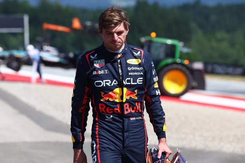 Max Verstappen Telan Pil Pahit Balapan Di Kandang Sendiri Max Verstappen tertunduk lesu usai gagal balapan di kandang sendiri. Foto : Ist