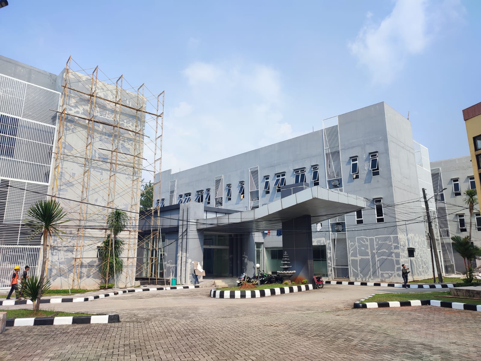 Tampak gedung Sekolah Rakyat yang sedang direnovasi di Serpong Utara, Kami (10/7)