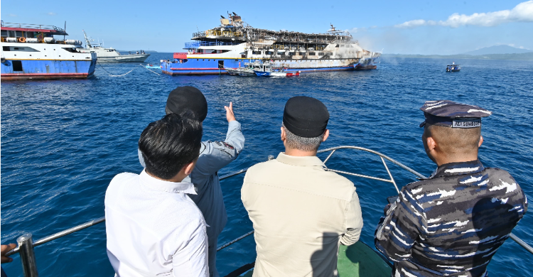 Menteri Perhubungan Dudy Purwagandhi, Senin (21/7) sore, meninjau dan memantau langsung kondisi Kapal Motor (KM) Barcelona VA yang mengalami kebakaran di perairan Pulau Talise, Minahasa Utara, Sulawesi Utara. Foto : Ist