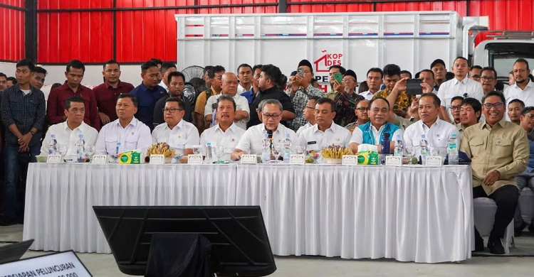 Menko Zulhas Gelar Rakortas, Matangkan Peresmian 80 Ribu Kopdes Merah Putih Menko Pangan Zulkifli Hasan saat memimpin Ratas rencana peluncuran Kopdes. Foto : Ist