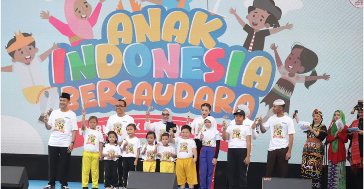 Istri Wapres Silvi Gibran saat melakukan kegiatan pada momen Car Free Day (CFD) di Bundaran Hotel Indonesia, Jakarta, Minggu (20/7/2025). Foto : Ist