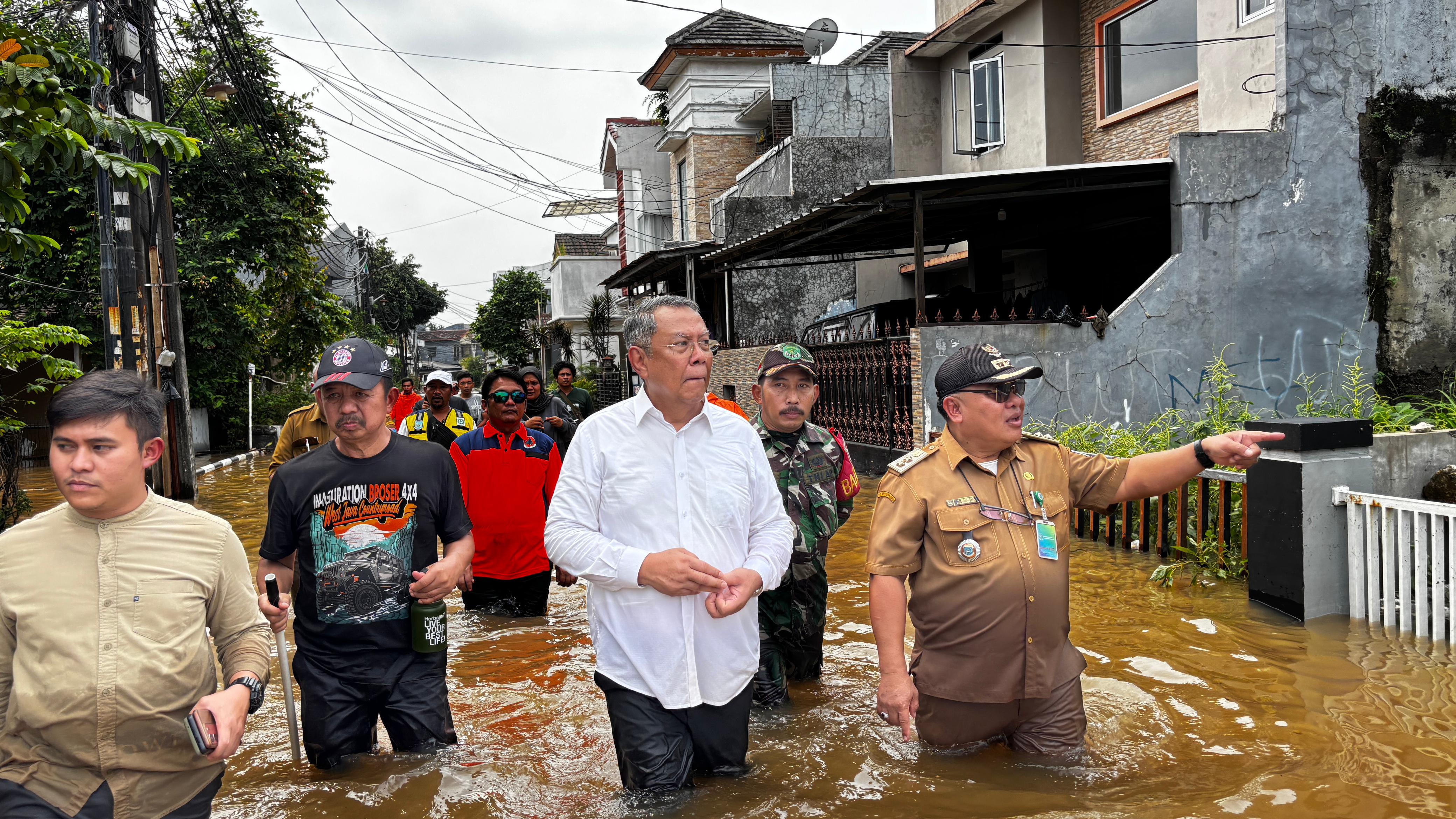 Nyebur di Banjir Pondok Maharta, Benyamin Siapkan Langkah Taktis Hingga Koordinasi Wilayah Benyamin Davnie meninjau langsung lokasi banjir terparah yang berlokasi di Perumahan Pondon Maharta, Pondok Aren, Selasa (8/7). (Ist)