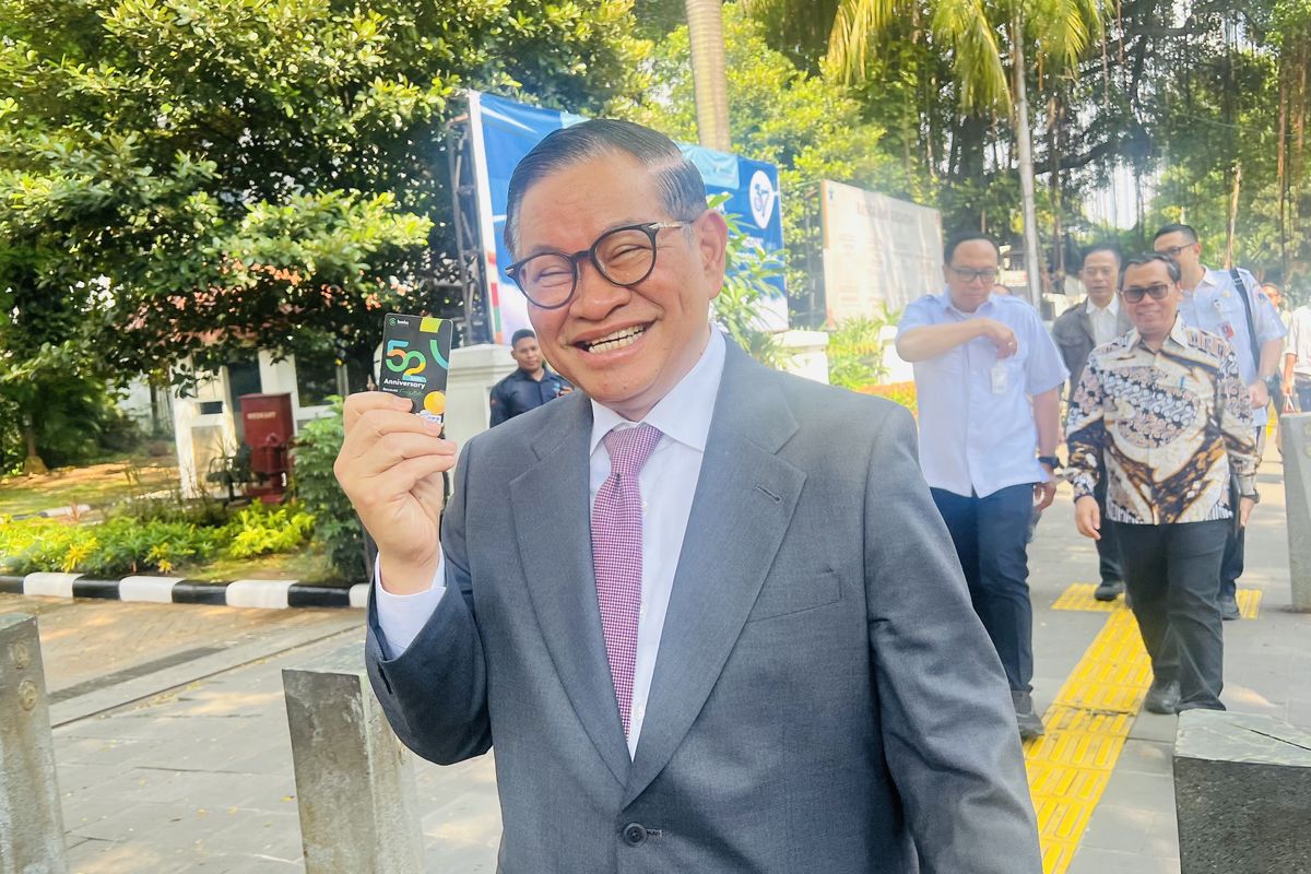 Pake Setelan Jas, Pramono Tetap Patuh Rabu Naik Transportasi Umum Gubernur DKI Jakarta. Foto : Ist