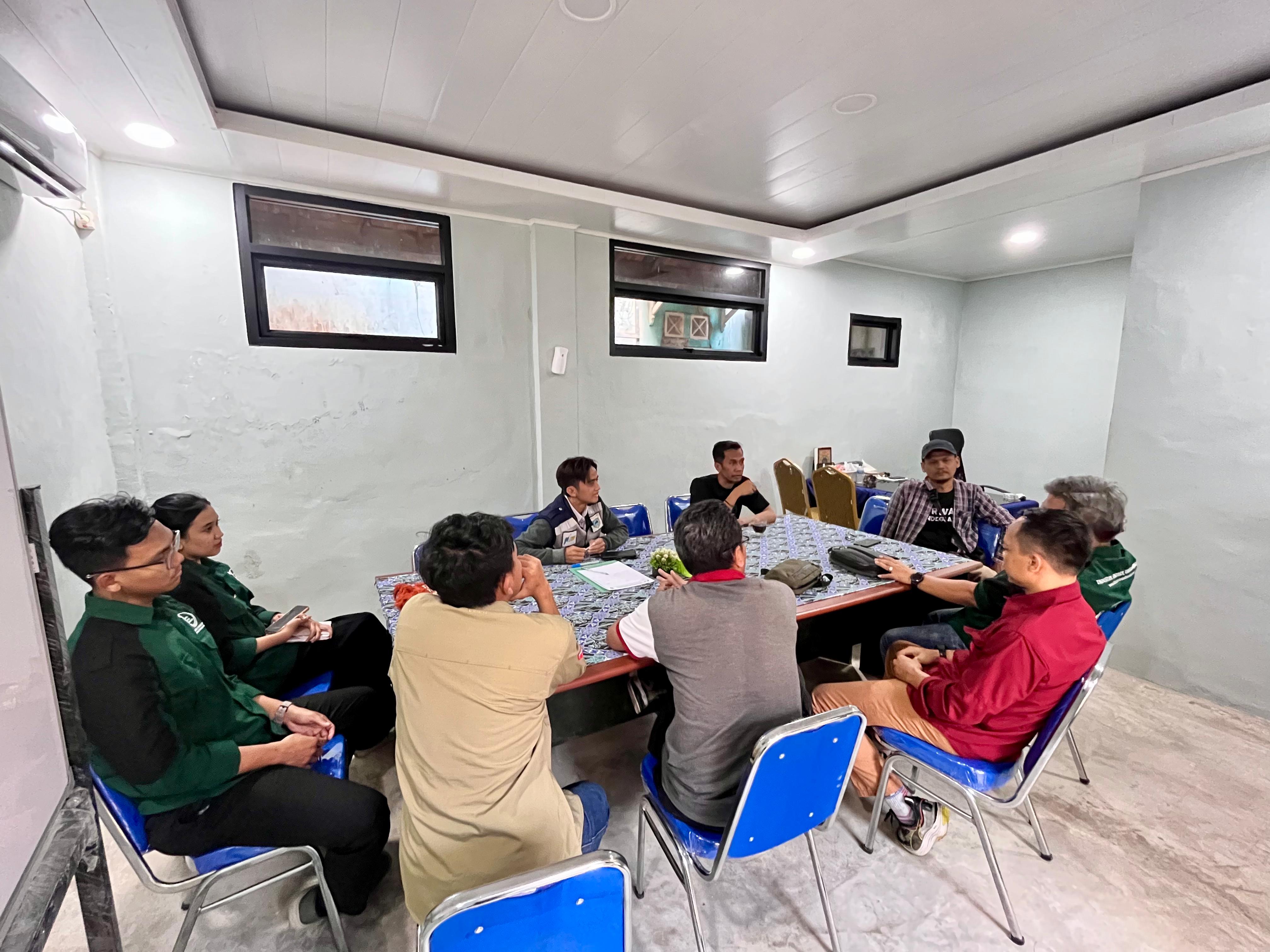 PD PBM Sulap Sampah Di Bangkonol Jadi Bahan Bakar Pihak PD PBM dengan Lembaga Indonesian Life Cycle Assessment Network sedang berbincang-bincang pasca melakukan analisa proses pengolahan sampah menjadi bahan lain, di TPA Bangkonol, Rabu (30/7).