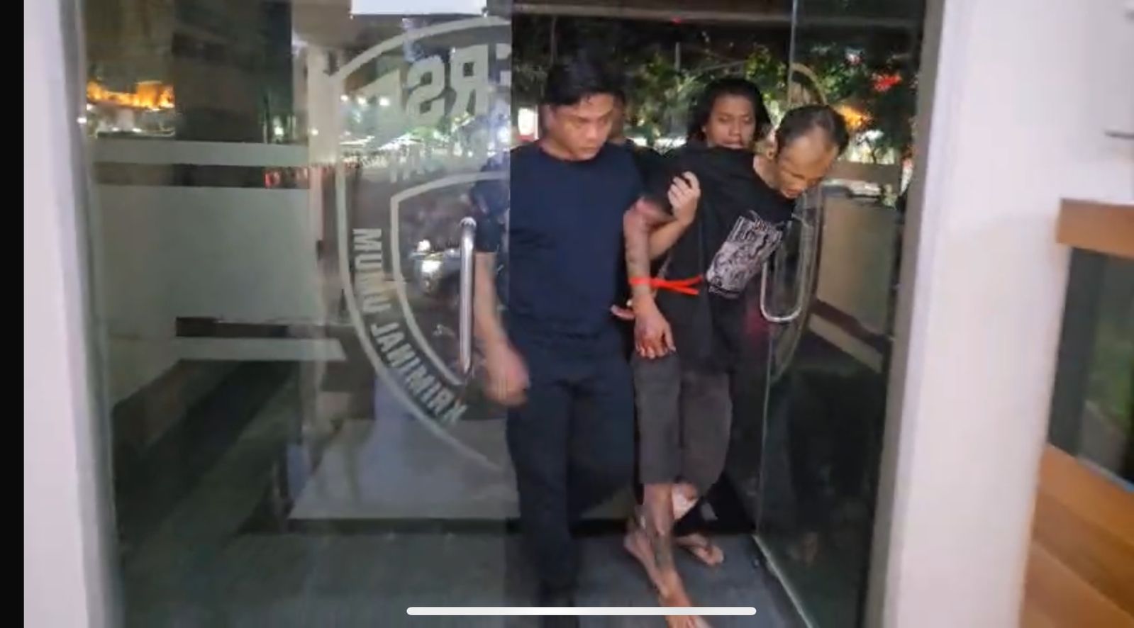 Pelaku Juru Parkir Minimarket Di Pondok Jaya Polisi berhasil menangkap pelaku pembunuhan seorang pria yang mayatnya ditemukan di Pondok Aren.