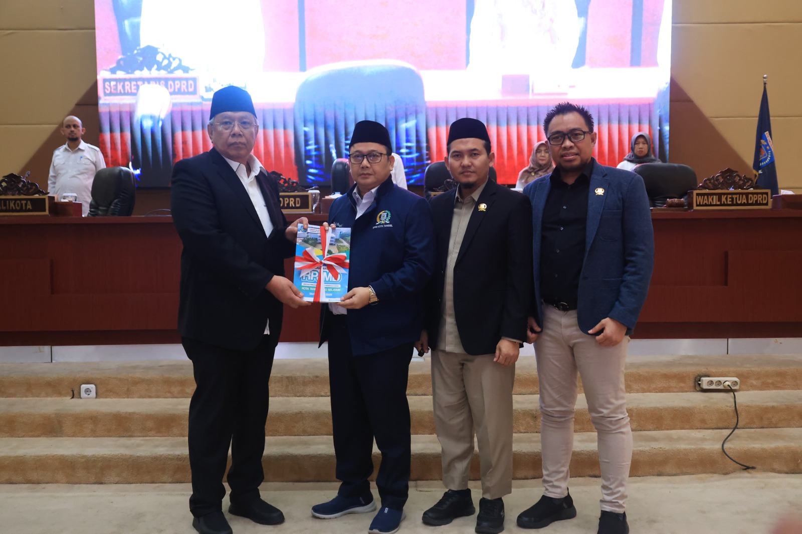 Wali Kota Tangsel Benyamin Davnie menyerahkan Raperda RPJMD 2025-2030 kepada DPRD Kota Tangsel, dalam rapat paripurna, Rabu (23/7).