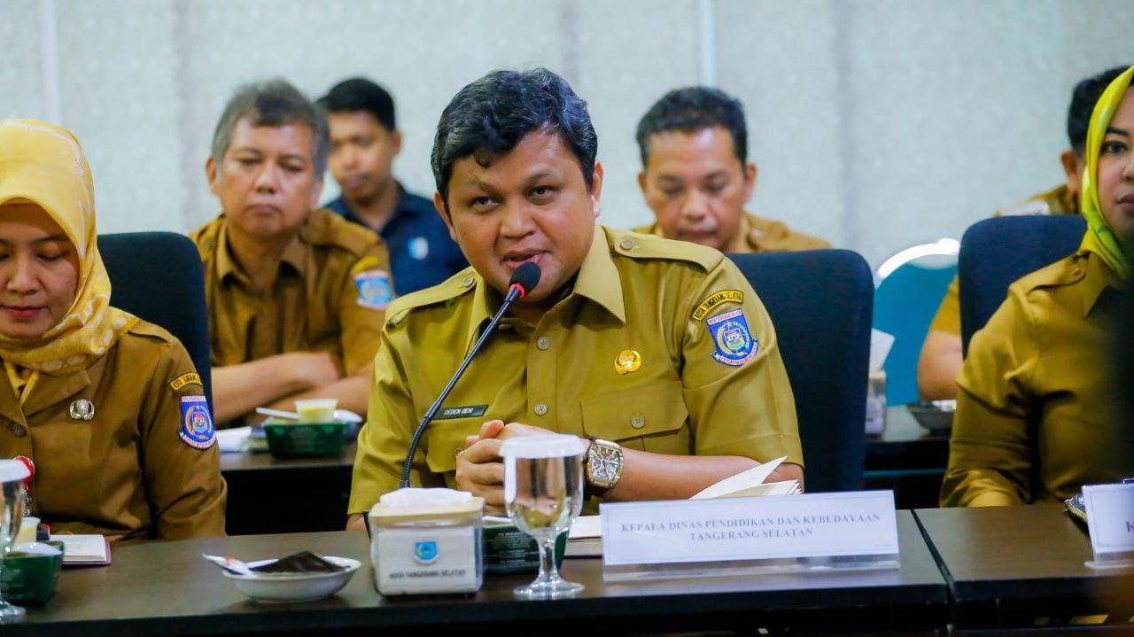 Kepala Dinas Pendidikan dan Kebudayaan Kota Tangsel, Deden Deni menyampaikan sudah menyiapkan bantuan biaya pendidikan ke ribuan siswa, Senin (7/7)