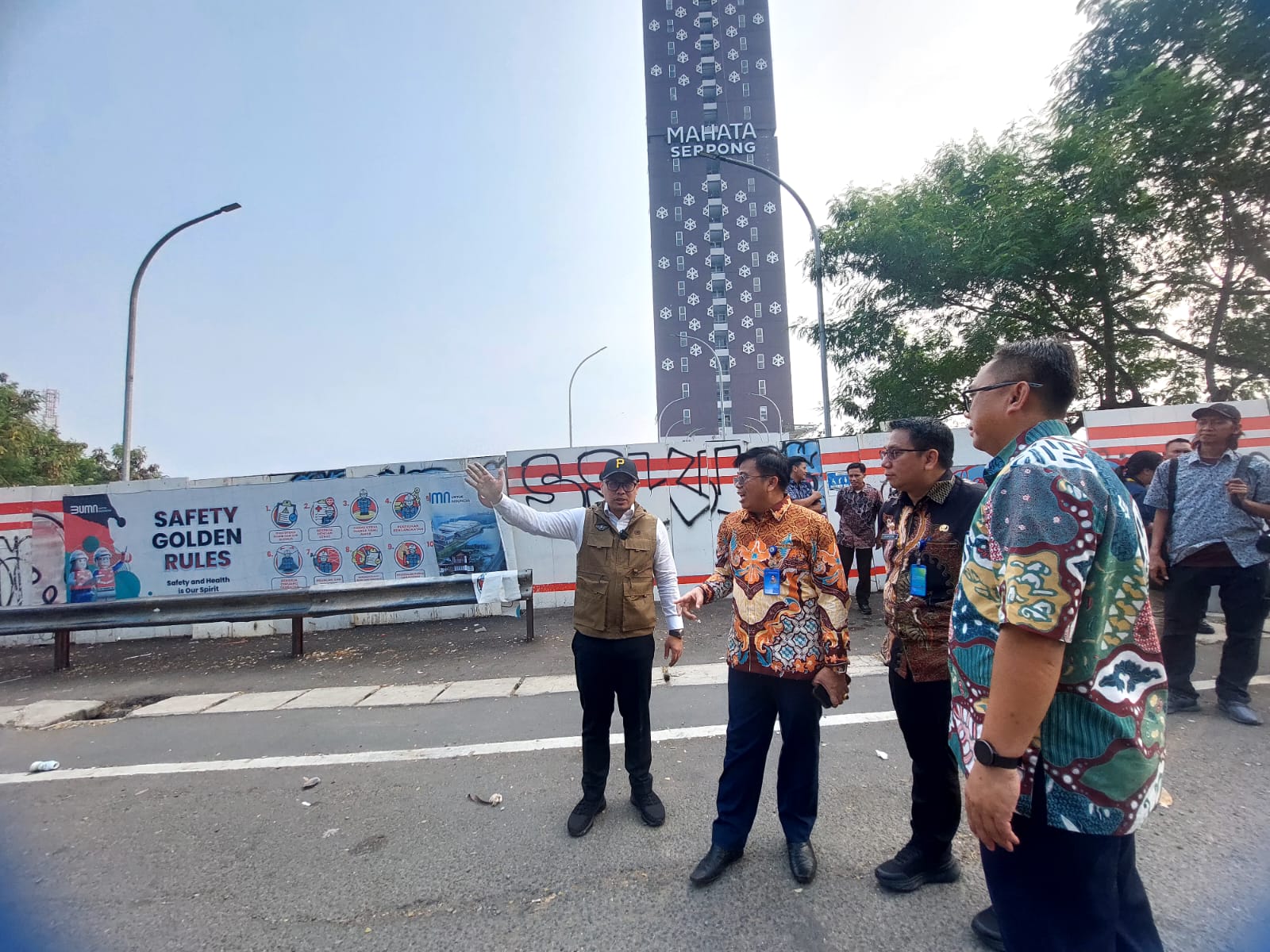 Wakil Wali Kota Tangsel, Pilar Saga Ichsan saat memetakan langkah penguraian macet di pintu masuk stasiun Rawa Buntu, Kamis (24/7)