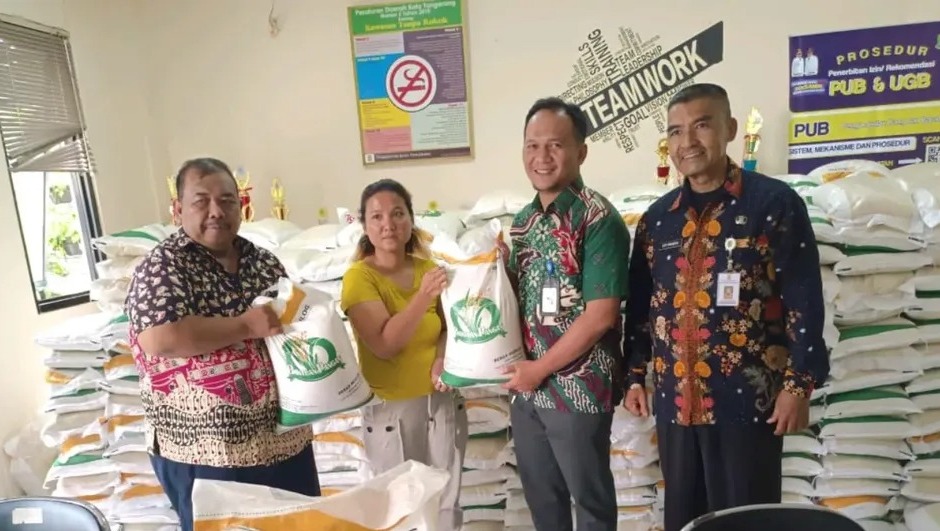 Pemkot Tangerang Bentuk Tim Pengawasan Untuk Cegah Beras Oplosan Kepala Dinas Ketahanan Pangan (DKP) Kota Tangerang, Muhdorun, saat memantau distribusi dan kualitas beras yang ada di wilayahnya beberapa waktu yang lalu.