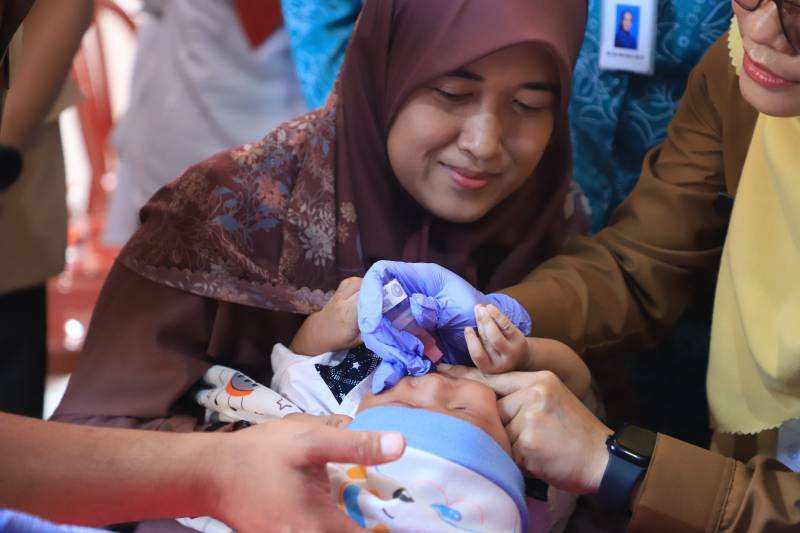 Pemkot Targetkan 3.892 Bayi Serta 546 Baduta Lengkap Imunisasi Seorang bayi di Kota Tangerang tengah mendapatkan imunisasi dari petugas Dinas Kesehatan (Dinkes) setempat.