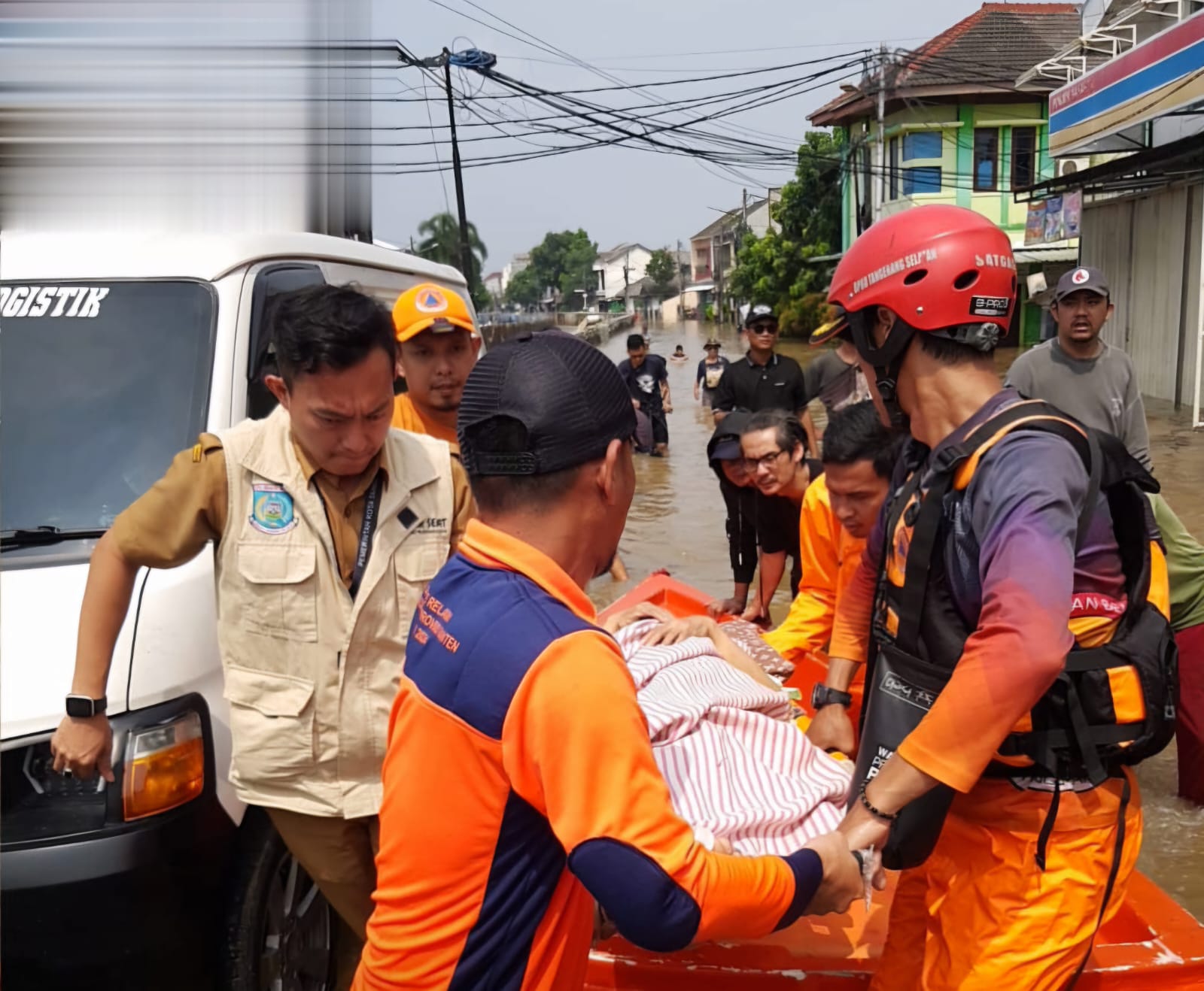 Petugas gabungan dalam mengevakuasi seorang lansia yang tengah mengalami sakit, di tengah kepungan banjir tinggi di Perumahan Pondok Maharta, Pondok Aren,  Kota Tangerang Selatan (Tangsel) Selasa (8/7/2025). (Ist)
