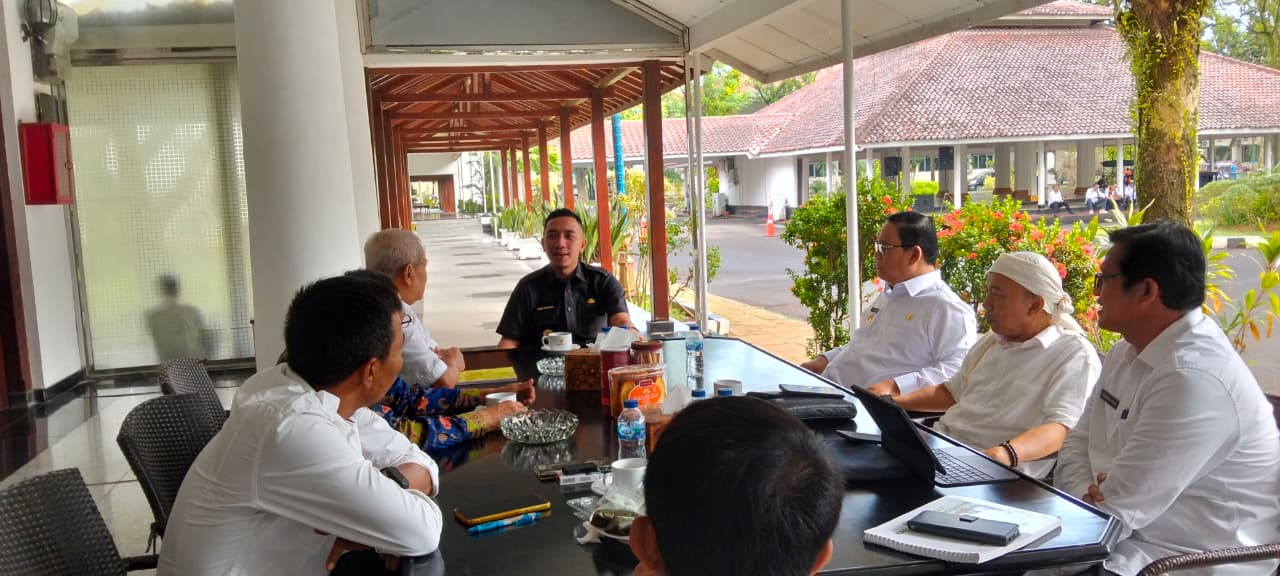 Bakor PKC sedang membahas DOB Cilangkahan dengan Bupati dan Wakil Bupati Lebak, Hasbi Jayabaya Amir Hamzah di Pendopo Bupati Lebak. Rabu (30/7).