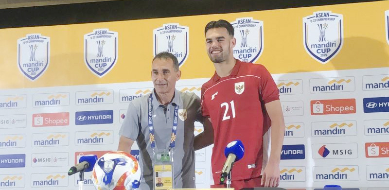 Piala AFF 2025 Pelatih Gerald Vanenburg dan bomber Garuda Muda Jens Raven. Foto : Ist