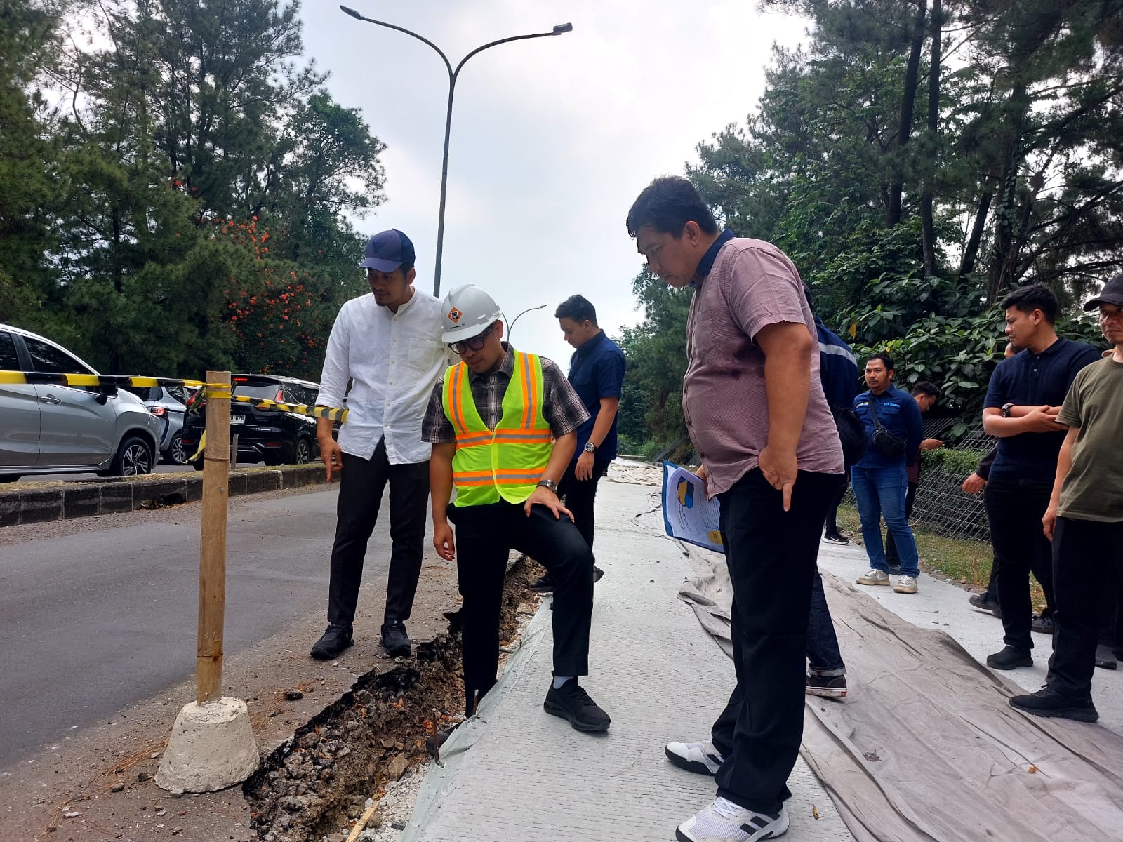 Pilar Tinjau Perbaikan Jalan di Griya Loka, Jalan Dibeton dan Dilapisi Aspal Agar Lebih Kuat Wakil Wali Kota Tangsel Pilar Saga Ichsan saat meninjau perbaikan jalan di Griya Loka, Serpong. Foto : Ist