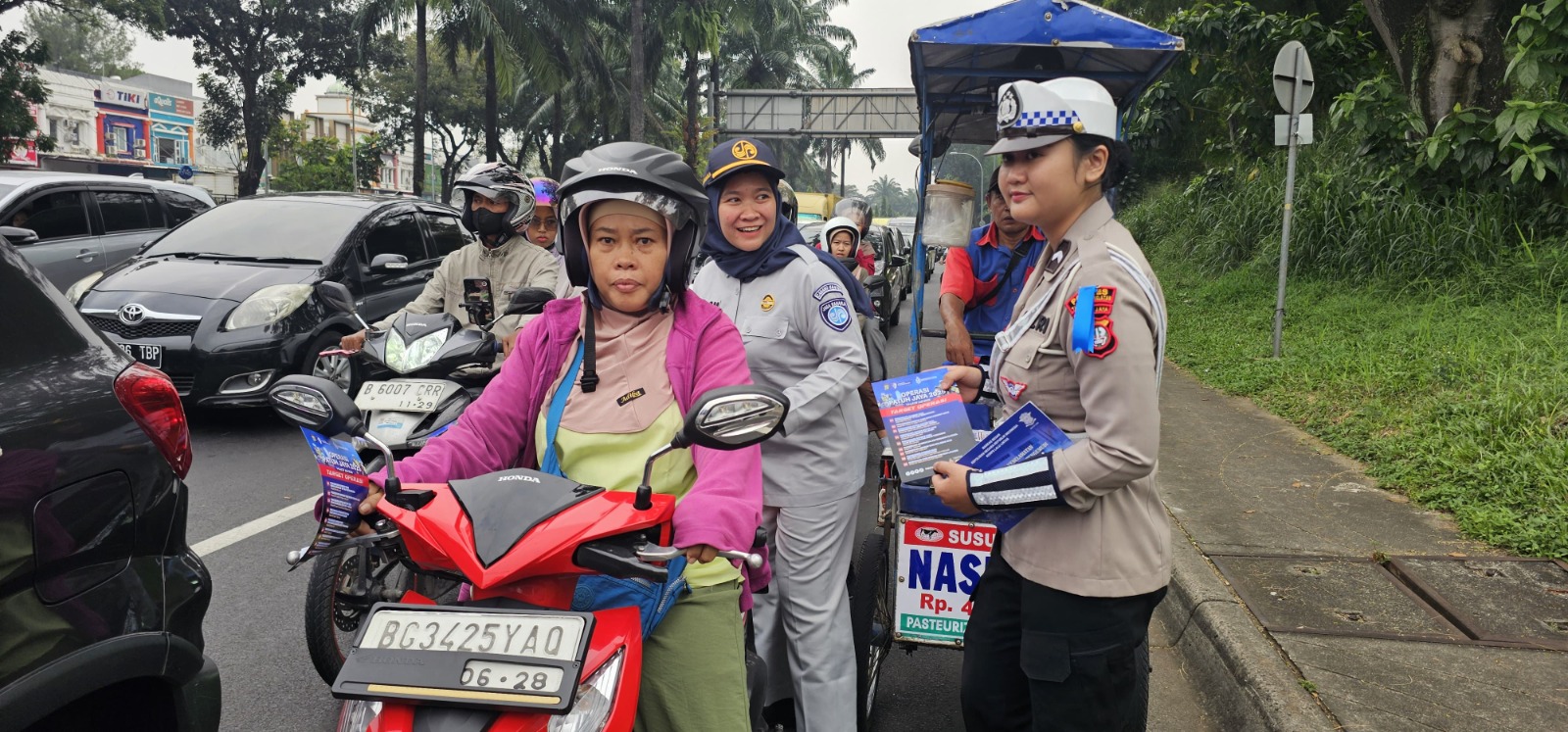 Polisi Bagi-bagi Buku Keselamatan Berkendara Satlantas Polres Tangsel lebih perkuat edukasi kepada para pengendara, di hari ketiga Operasi Patuh Jaya 2025.