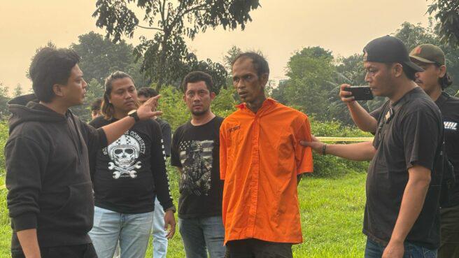Tim Subdit Resmob Polda Metro Jaya menggelar pra-rekonstruksi kasus pembunuhan yang menewaskan pria berinisial CADR (31), di lahan kosong kawasan Jalan HR Rasuna Said, Pondok Jaya, Kecamatan Pondok Aren, Jumat (18/7).
