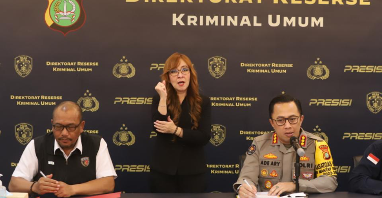 Polisi: Diplomat Arya Cari Cara Bunuh Diri Pakai Lakban Di Yahoo Direktur Reserse Kriminal Umum Polda Metro Jaya, Komisaris Besar Polisi Wira Satya Triputra (kiri) saat memberikan konferensi pers. Foto : Ist