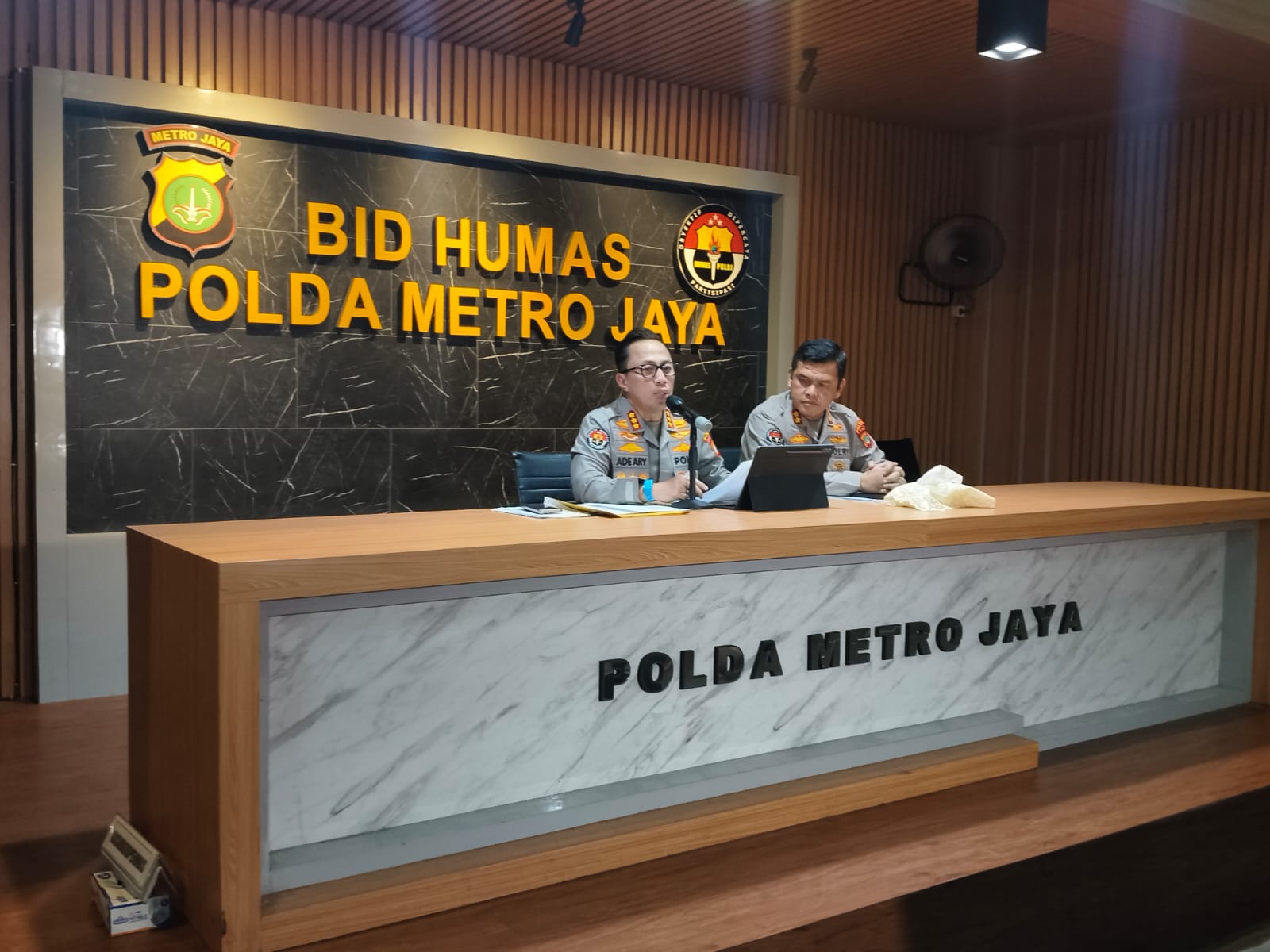 Polisi Ringkus 9 Wartawan Gadungan Peras Korban Di Ciputat Polda Metro Jaya ungkap kasus wartawan gadungan diduga lakukan pemerasan di Ciputat.