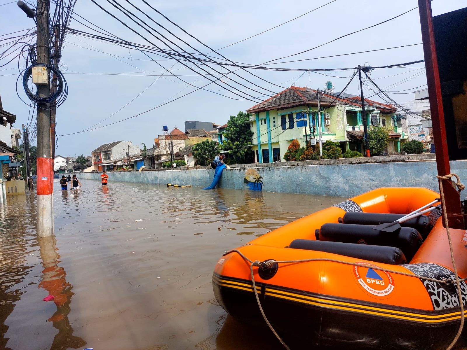 Pondok Maharta Masih Terendam Banjir, Ratusan Warga Terdampak Banjir masih menggenangi Perumahan Pondok Maharta, Pondok Aren, Selasa (8/7). (tangselpos.id/rmn)