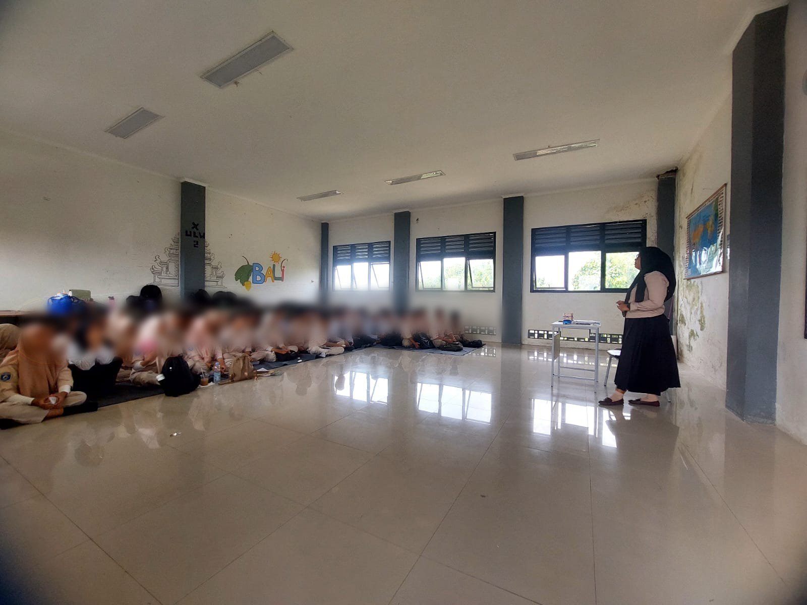 Potret Krisis Fasilitas di SMKN 8 Tangsel, Siswa Belajar Lesehan Tanpa Meja dan Bangku Potret krisis fasilitas di SMKN 8 Tangsel, siswa belajar lesehan tanpa meja dan bangku. (tangselpos.id/rmn)
