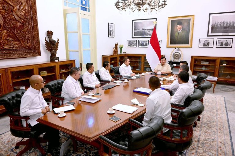 Prabowo Minta Pengoplos Beras Ditindak Tegas Presiden Prabowo menggelar rapat membahas soal beras oplosan, Rabu (30/7). Foto : Ist