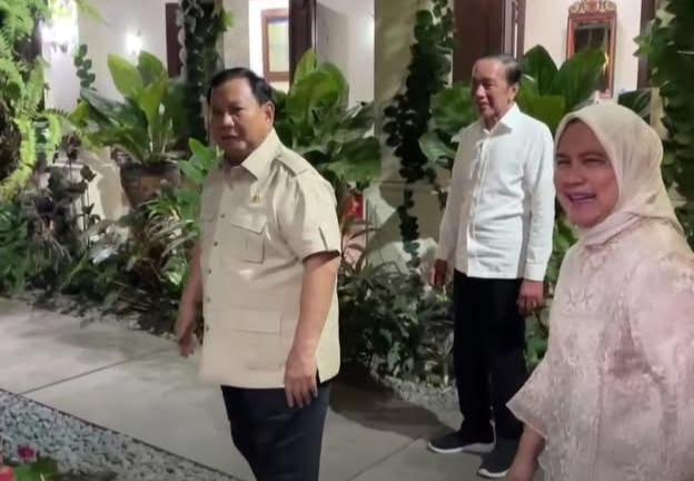 Prabowo Sambangi Kediaman Jokowi, Cerita Perjalanan Negosiasi Hingga Keberhasilan Tuntaskan CEPA Suasana keakraban saat Presiden Prabowo sambangi kediaman Mantan Presiden ke 7 Jokowi di Solo, Minggu (20/7). Foto : Ist