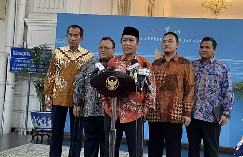 Presiden PKS Dan Presiden Prabowo Bicara Demokrasi 2,5 Jam Presiden PKS Almuzzammil Yusuf bersama jajaran pengurus seusai bertemu dengan Presiden Prabowo Subianto di Istana Negara, Selasa (30/7/2025). Foto : Ist