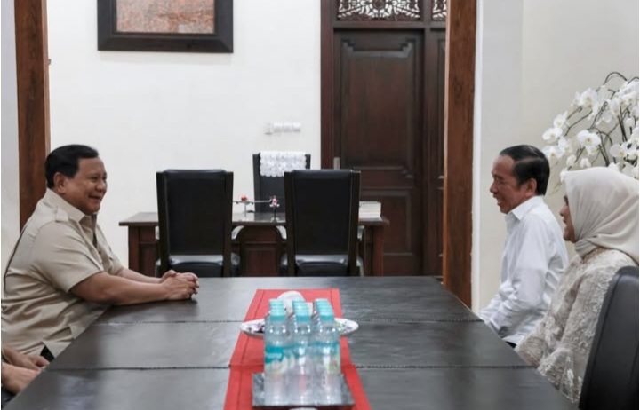 Presiden Prabowo Makan Malam Bersama Jokowi, Menunya Bakmi Presiden Prabowo terlibat perbincangan hangat bersama Manten Presiden ke 7 Jokowi di Solo, Minggu (20/7/2025). Foto : Ist
