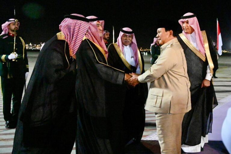 Presiden Prabowo saat tiba di Jeddah. Foto : Ist