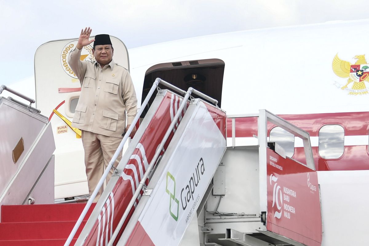 Presiden Prabowo ketika akan bertolak ke Arab Saudi dari Halim Perdanakusuma. Foto : Ist