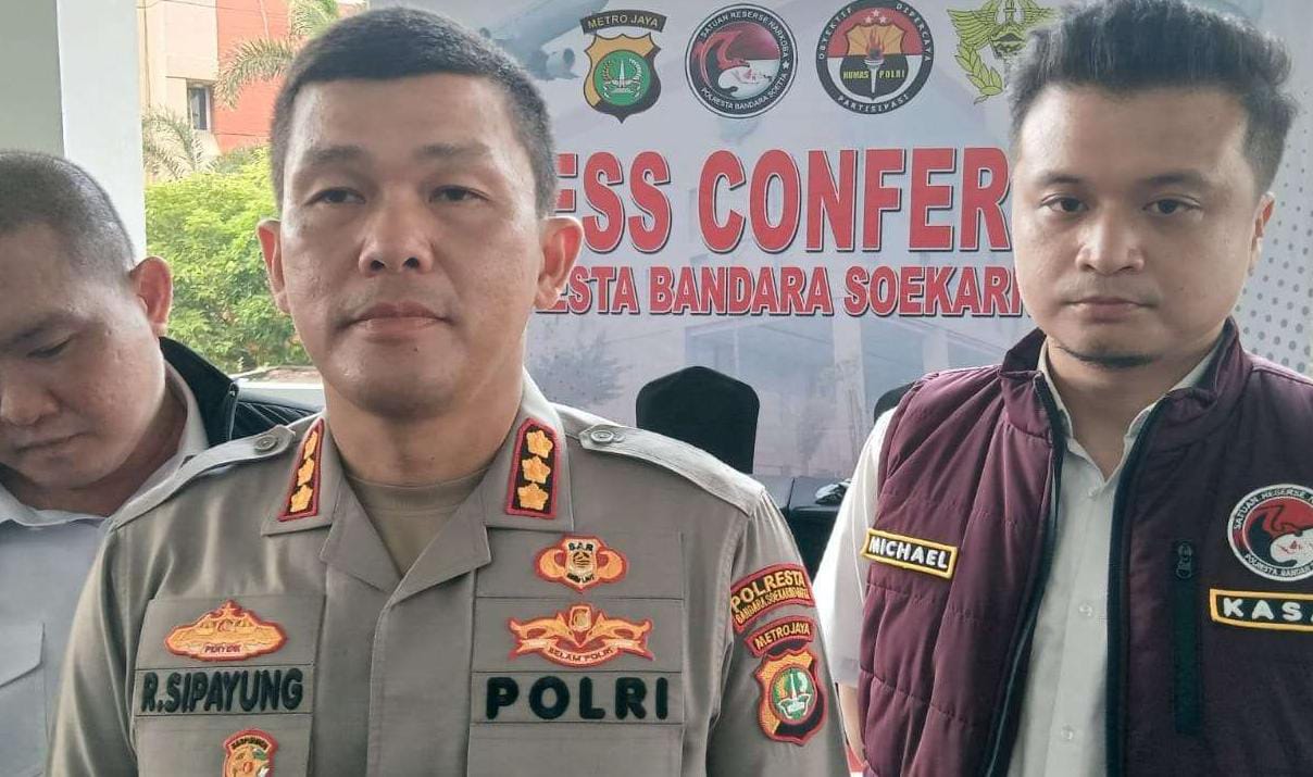 Pria Paruh Baya yang Lecehkan Remaja di Pesawat Rute Denpasar-Jakarta Jadi Tersangka Kapolresta Bandara Soetta, Kombes Ronald Sipayung saat konferensi pers. Foto : Ist