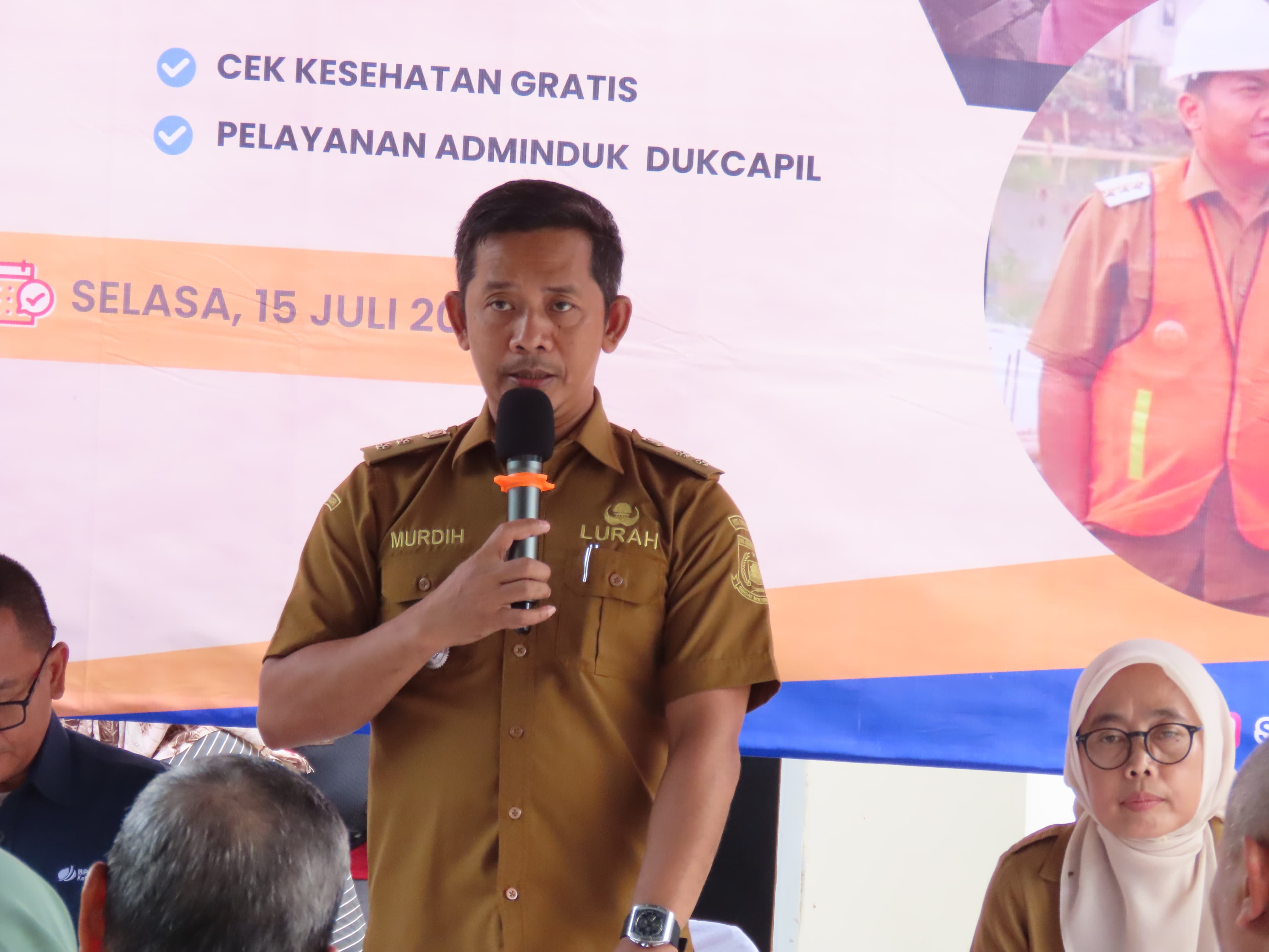 Program Sapa Warga Ala Kecamatan Pondok Aren Diserbu Warga RW 06 Pondok Pucung Lurah Pondok Pucung, Murdih, saat menghadiri program “Sapa Warga” yang dihadirkan oleh Kecamatan Pondok Aren, Selasa (15/7/2025). (tangselpos.id/irm)