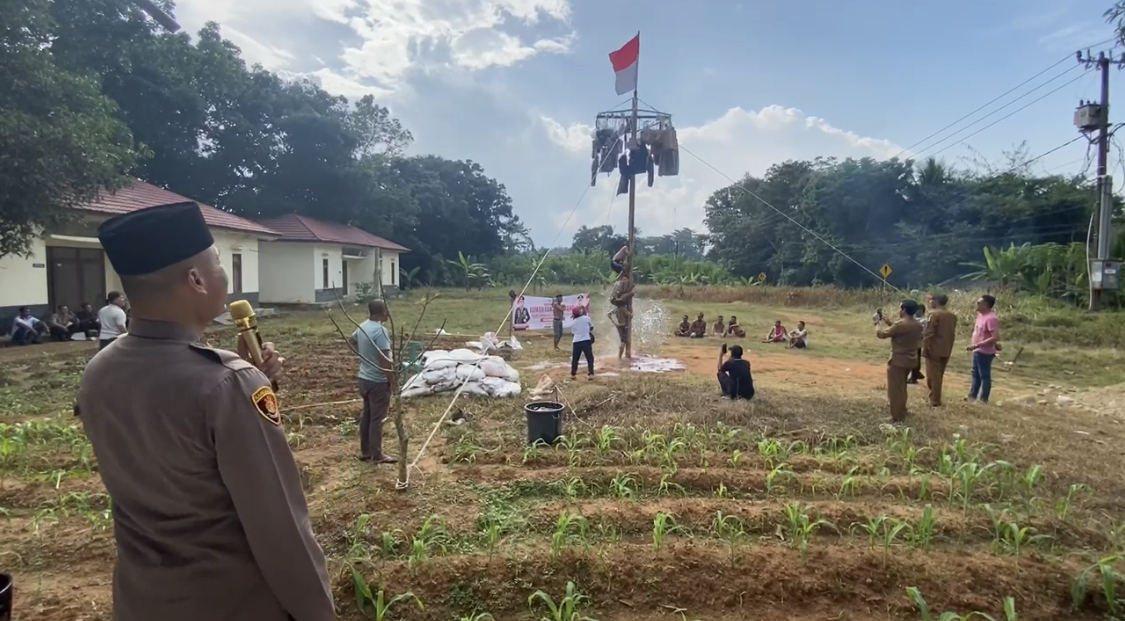 Puluhan petugas linmas yang berada di wilayah Kecamatan Cikulur, Kabupaten Lebak sedang mengikuti perlombaan panjat pinang, di acara HUT Bhayangkara ke 79 yang digelar oleh Polsek Cikulur, Selasa (1/7)