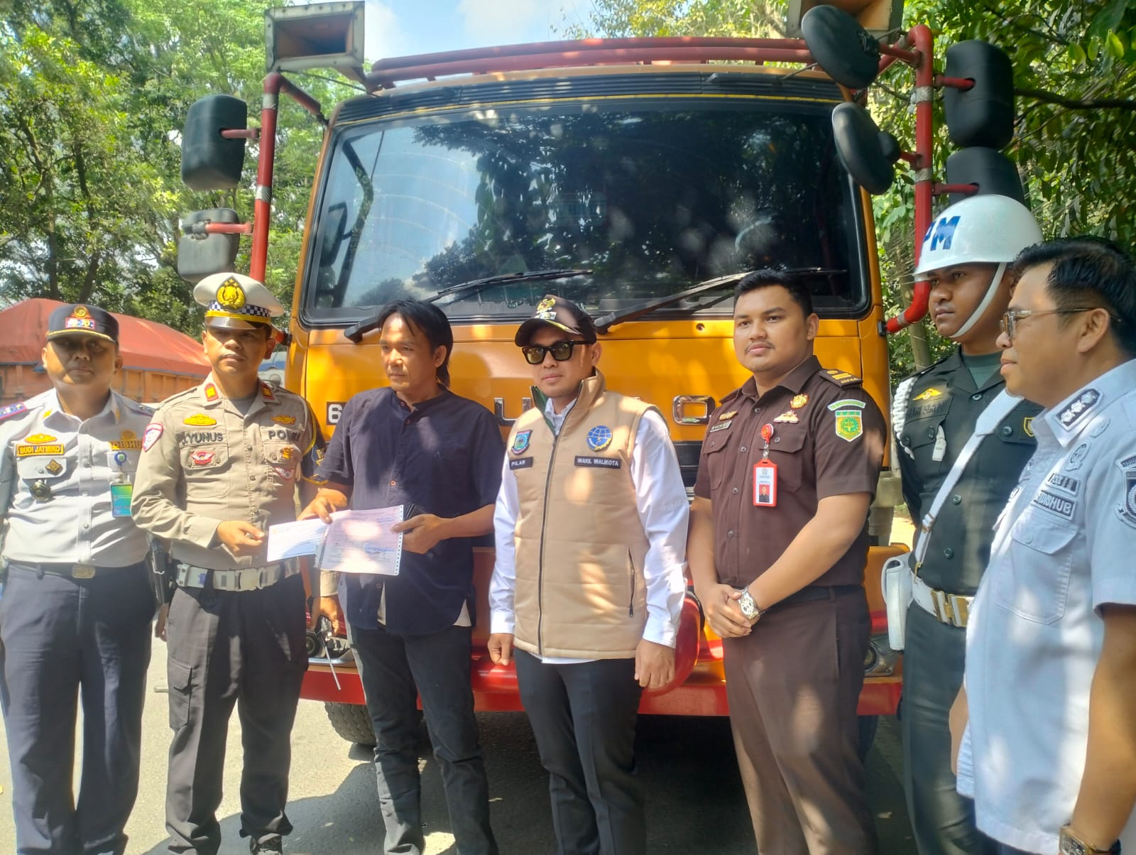 Wakil Wali Kota Tangsel, Pilar Saga Ichsan, memantau langsung jalannya razia di Jalan Raya Serpong, Muncul, Rabu (30/7/2025). (tangselpos.id/rmn)