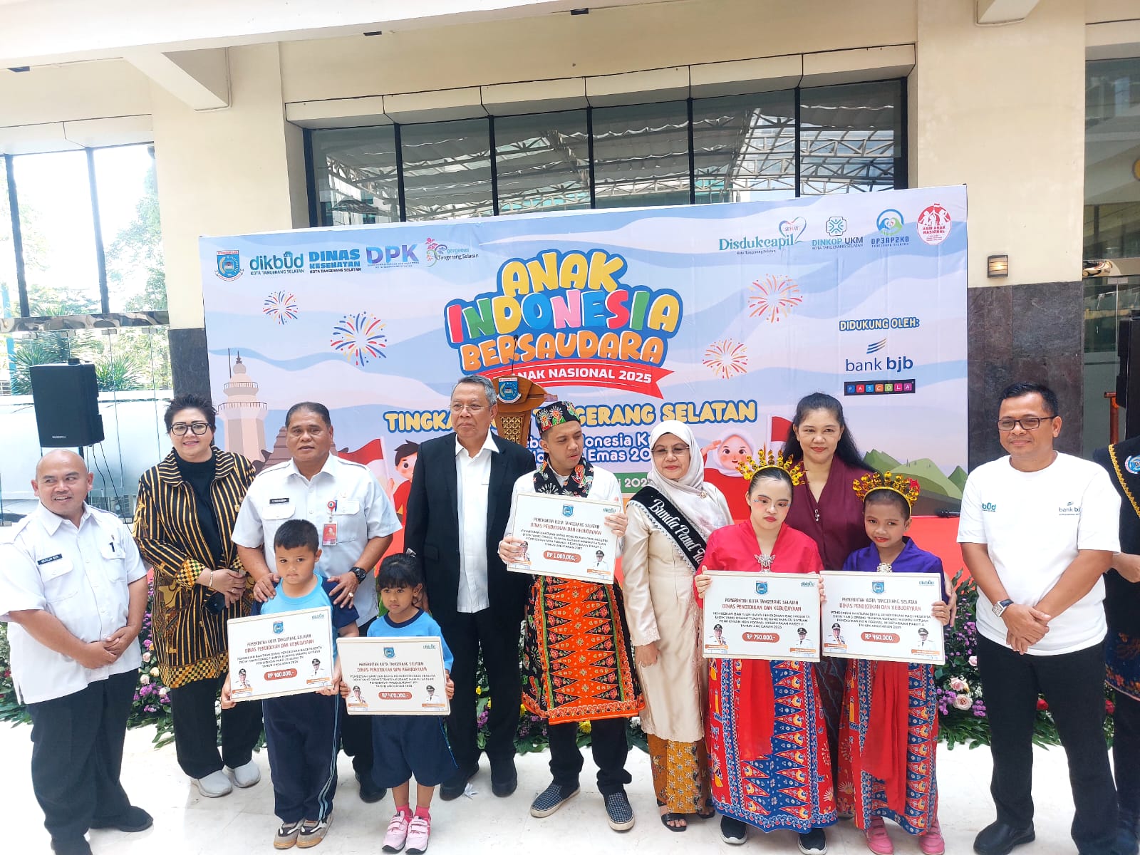 Ribuan Siswa PAUD & Pendidikan Non Formal Terima Bantuan Pendidikan Penyerahan simbolis bantuan biaya pendidikan ke ribuan anak di Tangsel, Rabu (23/7)
