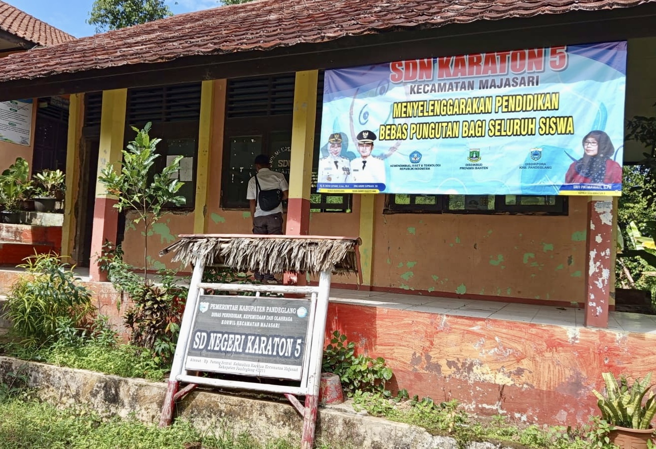 SDN Karaton 5 Terancam Jadi Kenangan Melongok kondisi lingkungan dan bangunan SDN Karaton 4 di Kampung Parung Sentul, Kelurahan Sukaratu, Kecamatan Majasari, Kabupaten Pandeglang, terlihat tidak ada orang tua yang membawa anaknya mendaftar ke sekolah tersebut, Senin (7/7).
