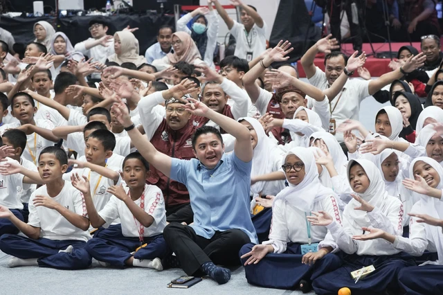 Seskab Teddy Diusulkan Jadi Duta Sekolah Rakyat Seskab Teddy Indra Wijaya mengunjungi Sekolah Rakyat Menengah Pertama (SRMP) 10 di Cibinong Bogor, Jawa Barat. Foto : Ist